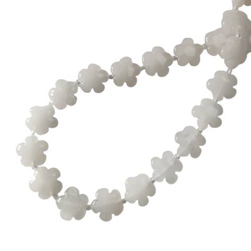 Witte jade, bloem, 15mm; per 40cm streng