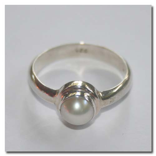 Zilveren ring met zoetwaterparel 7mm; per stuk